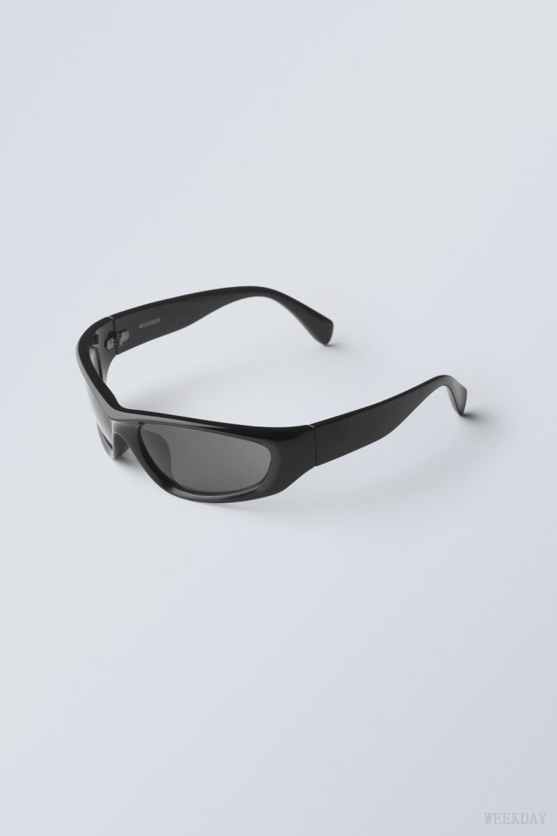 Weekday Trek Sunglasses Black | WIGG0122